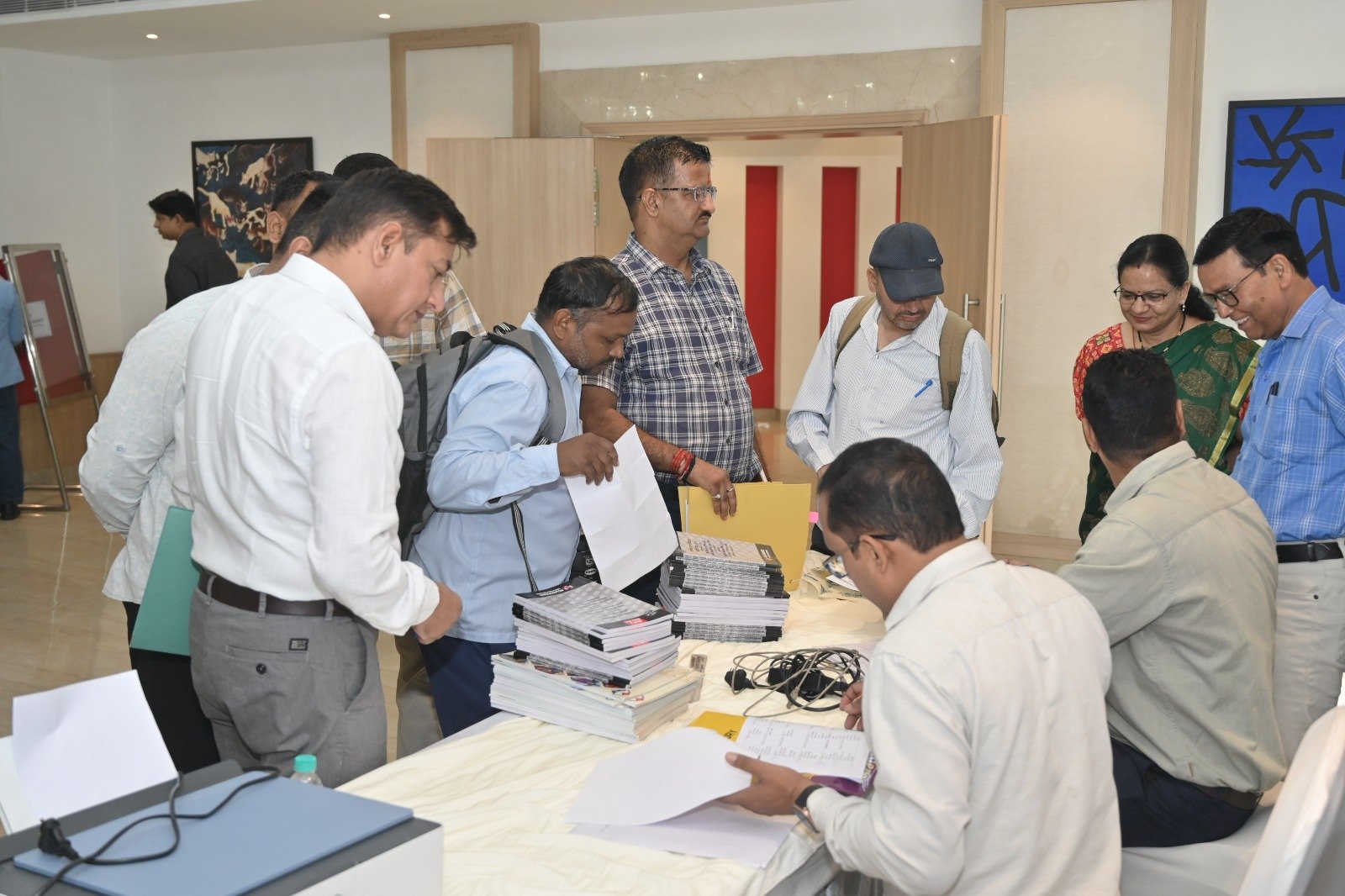 कार्यालय की गतिविधि – अतिरिक्त चित्र
